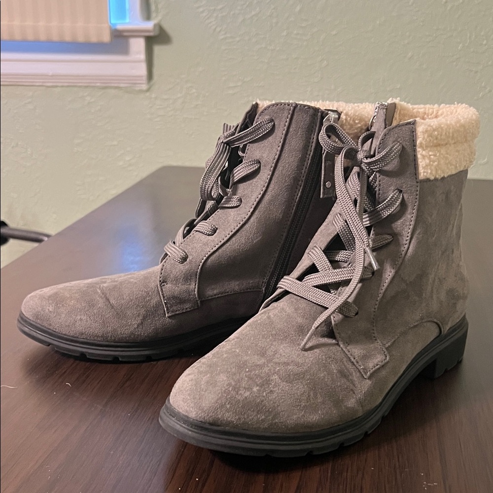 Dr. Scholls size 7.5 Gray Suede Ankle Boots with Cream Fleece Lining
